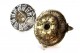  Candeeiro de mesa em prata recortada assente em base circular com motivos florais relevados, eletrificado, e com três pés em forma de folhas de acanto.